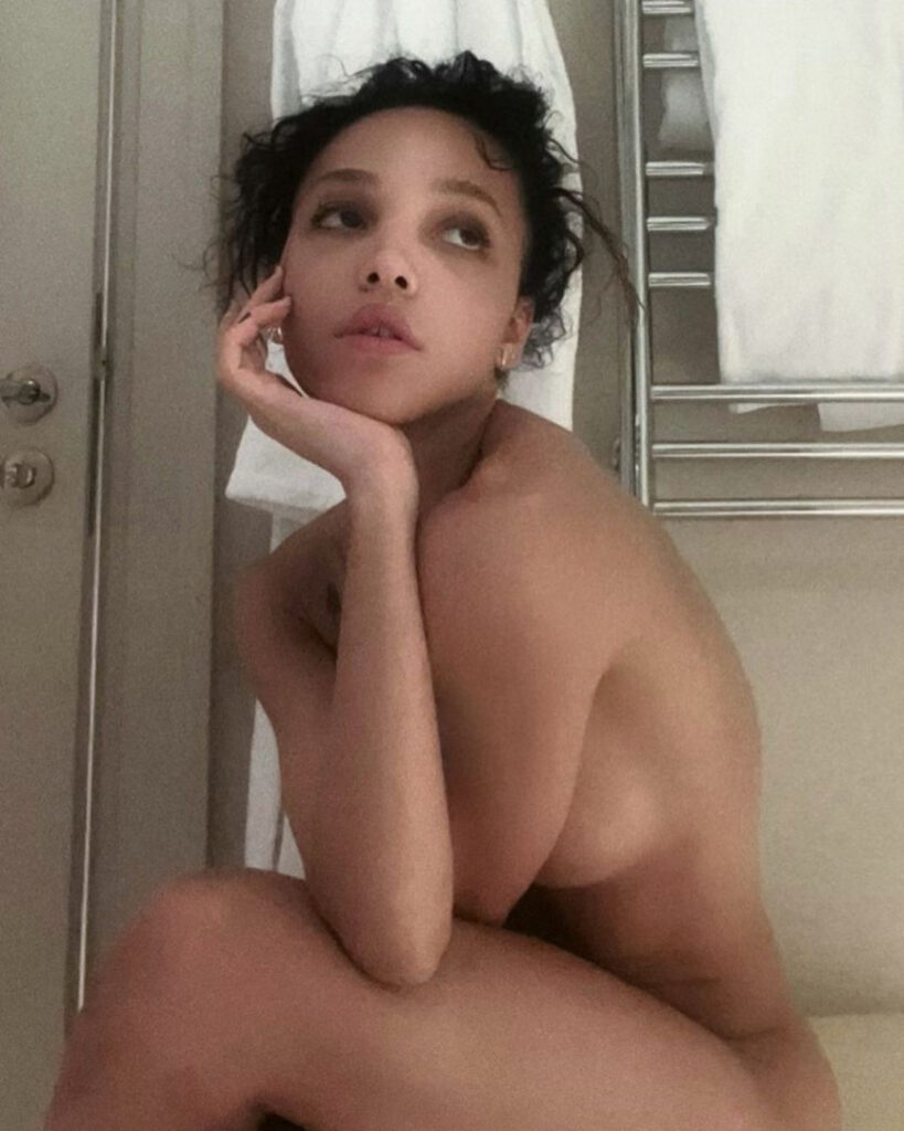 Celeb – Petite – Ebony – FKA Twigs – Nude