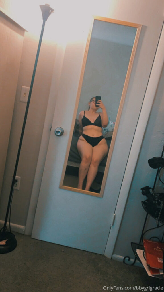 OnlyFans – T H I C C – GracieSquirts / officialgraciexxx – Nude