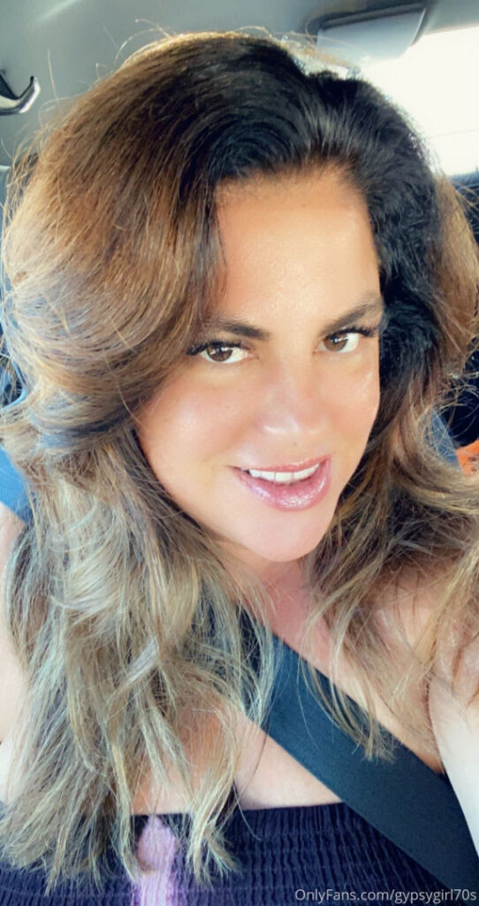 OnlyFans – T H I C C – MILF – gypsygirl70s – Nude