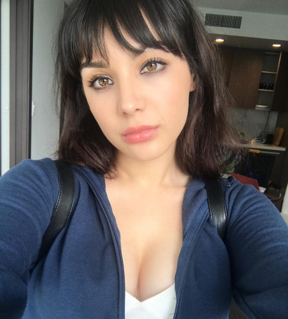 Celeb – Hannah Marks – Nude