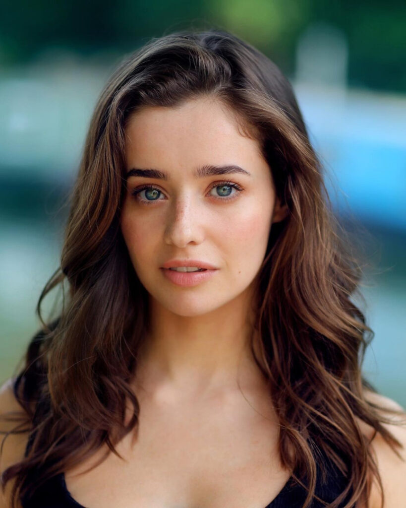 Celeb – Holly Earl – Nude