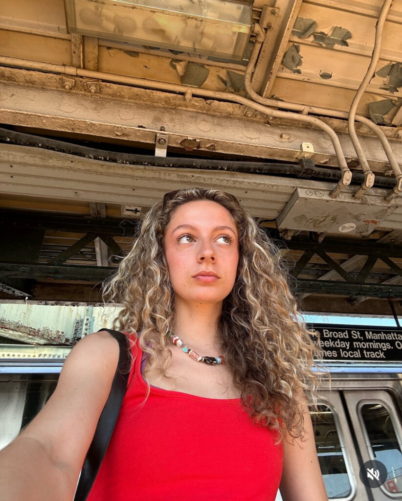 Instagram – Julia Dicesare – Nude