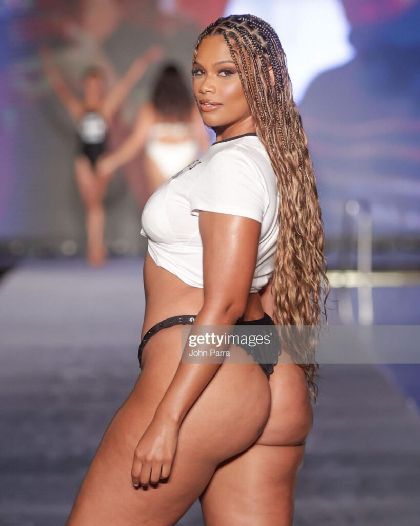 Celeb – T H I C C – Ebony – Kamie Crawford – Nude