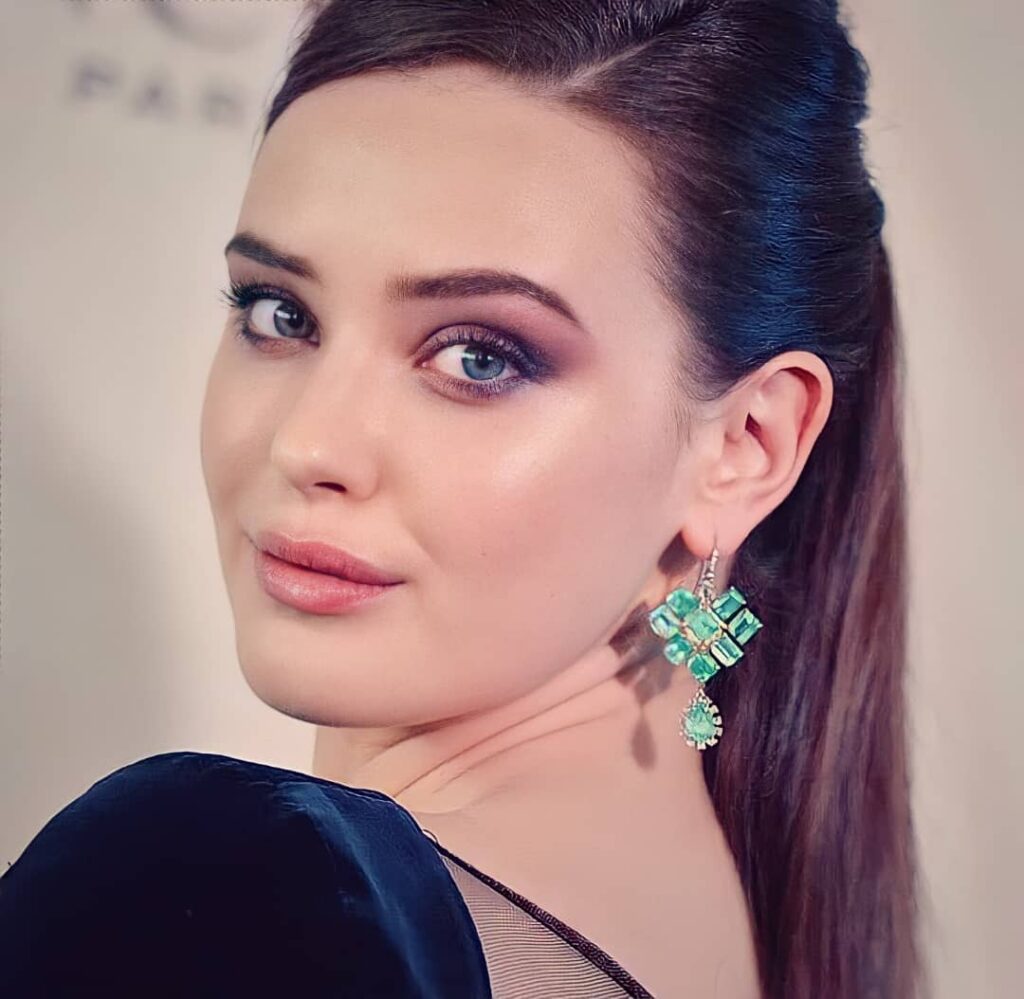 Celeb – Katherine Langford – Nude