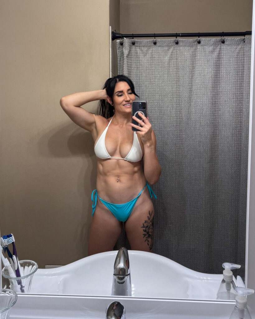 Instagram – Lesley Cusumano – Nude