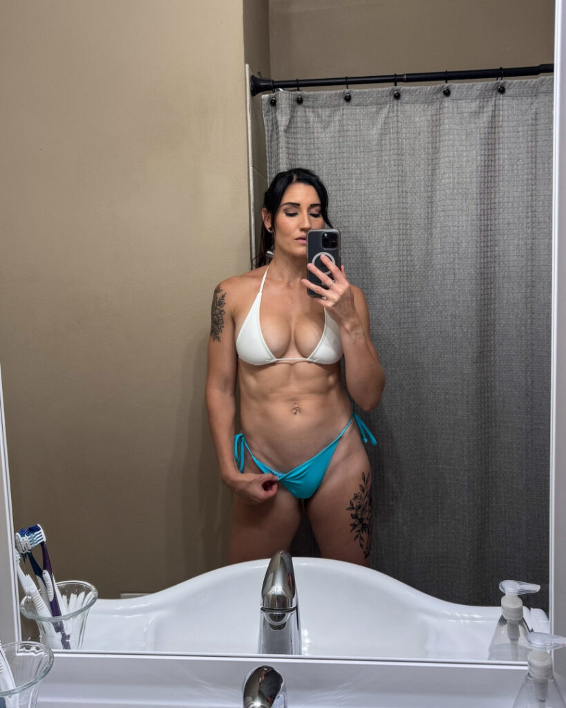 Instagram – Lesley Cusumano – Nude