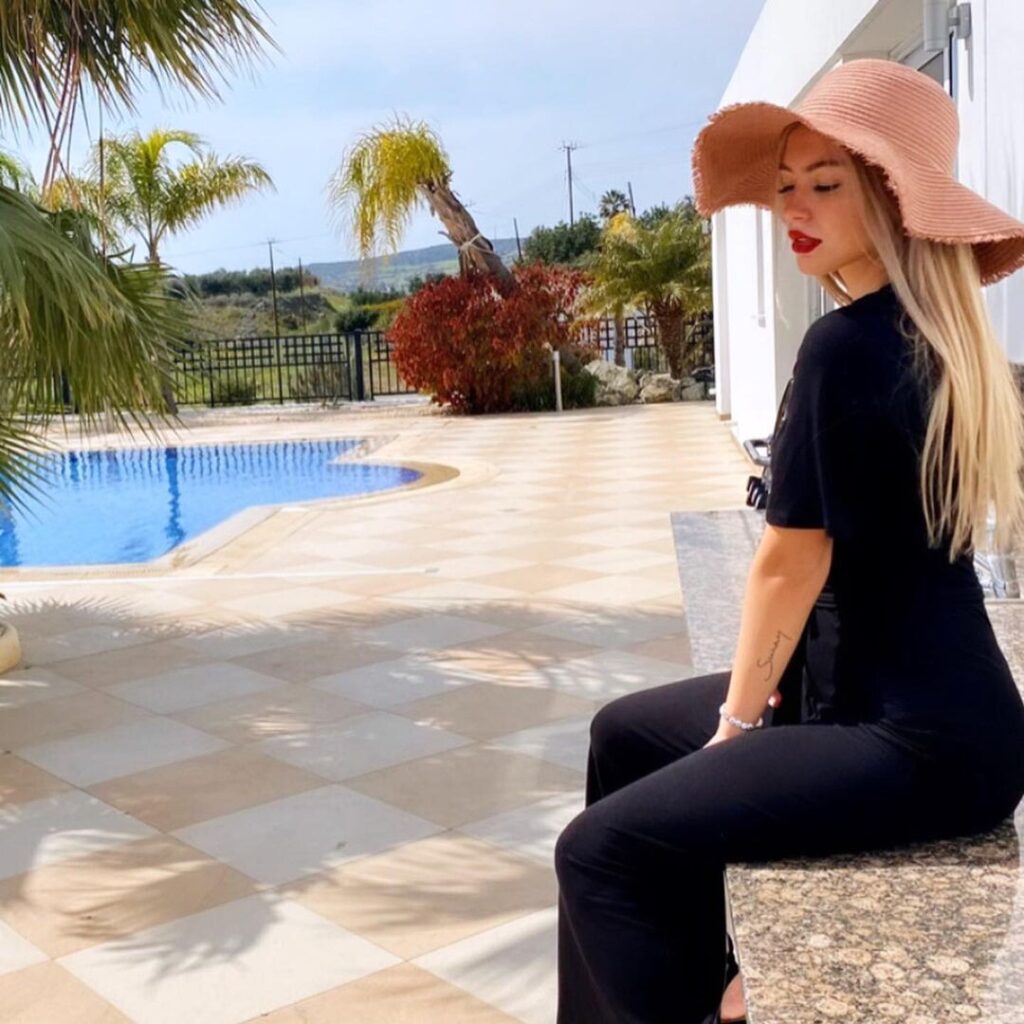 Instagram – Linabmn – Nude