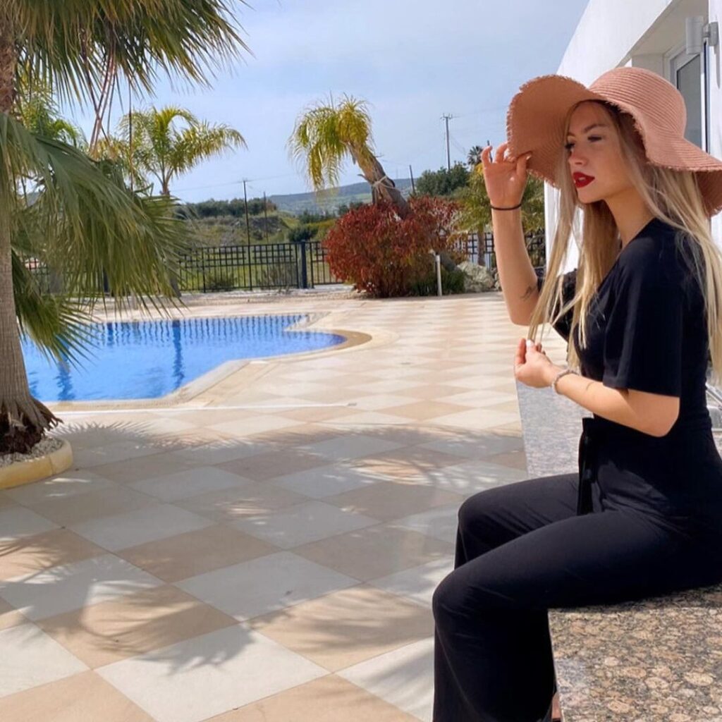 Instagram – Linabmn – Nude