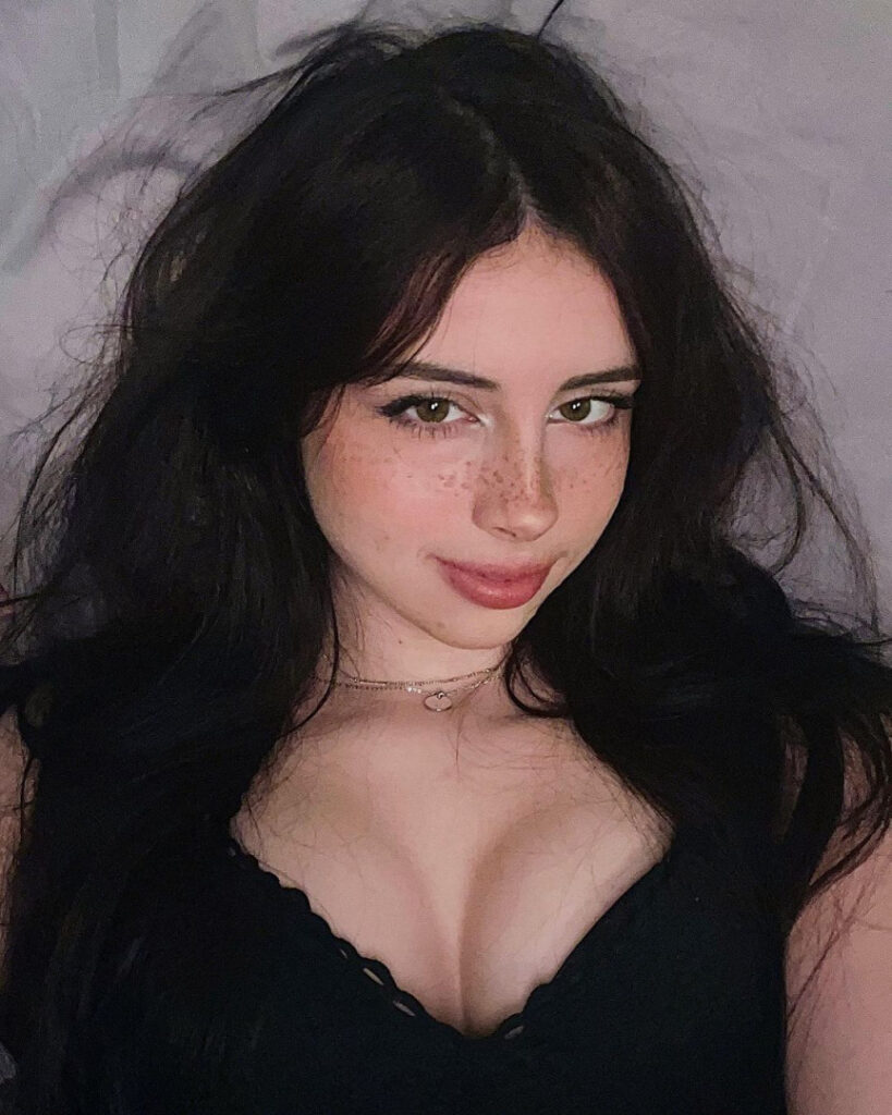 Instagram – Liv @littlelivbug – Nude