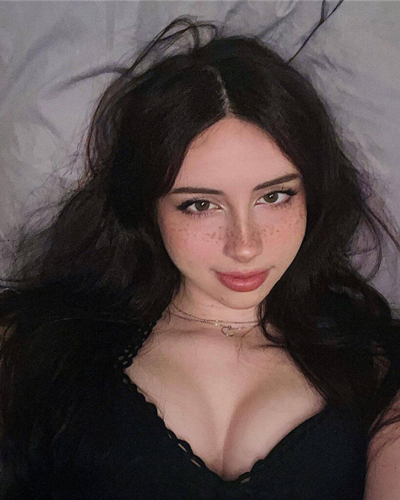 Instagram – Liv @littlelivbug – Nude