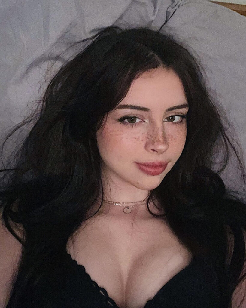 Instagram – Liv @littlelivbug – Nude