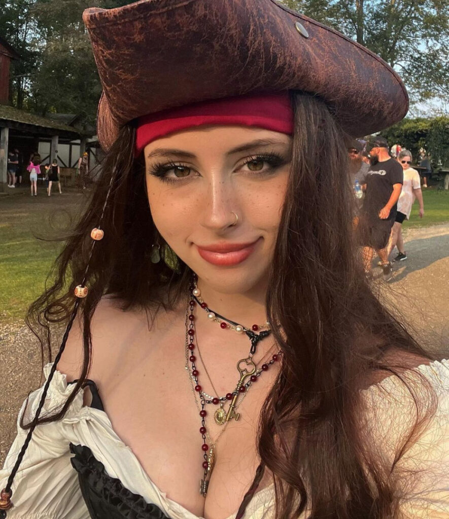 Instagram – Liv @littlelivbug – Nude