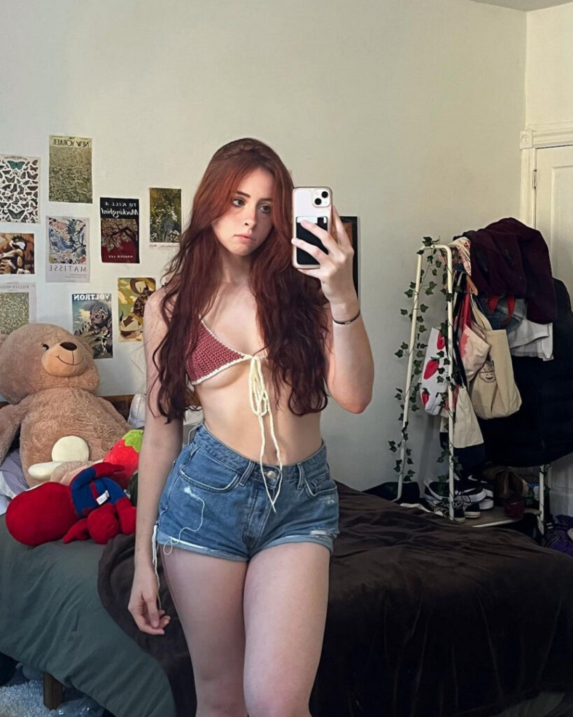 Instagram – Liv @littlelivbug – Nude