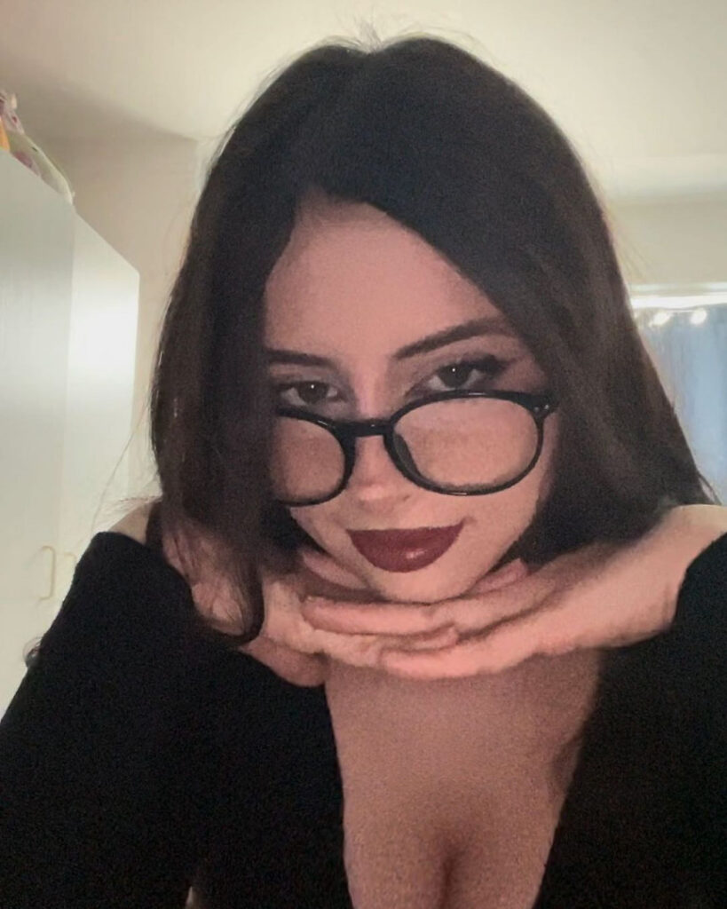 Instagram – Liv @littlelivbug – Nude