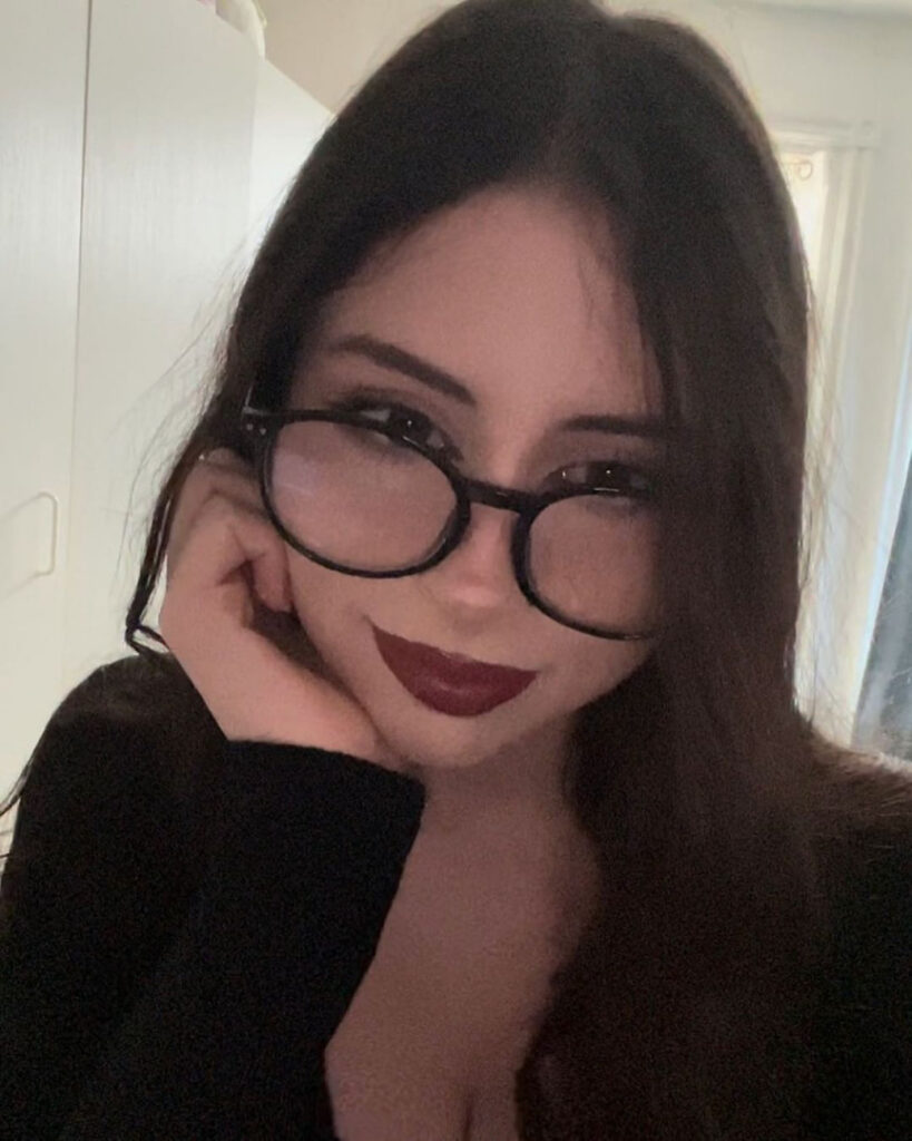 Instagram – Liv @littlelivbug – Nude