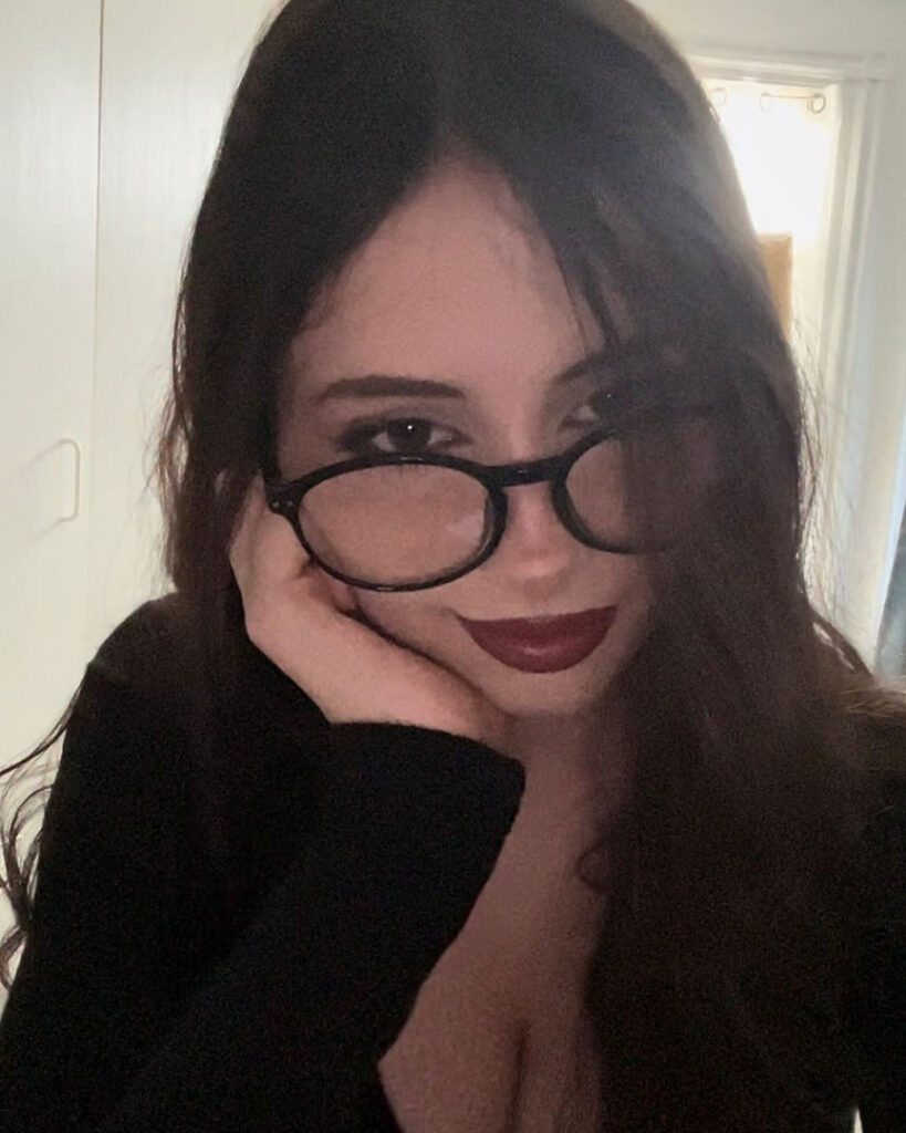 Instagram – Liv @littlelivbug – Nude