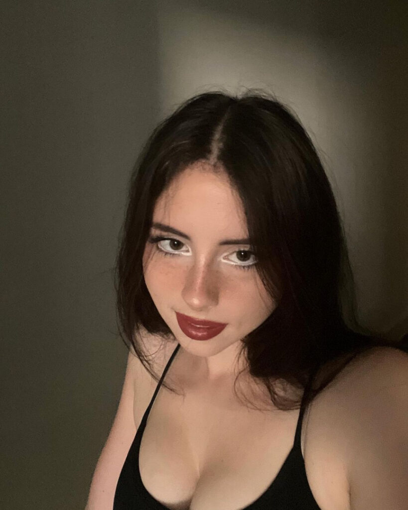 Instagram – Liv @littlelivbug – Nude