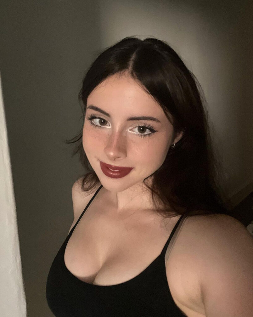 Instagram – Liv @littlelivbug – Nude