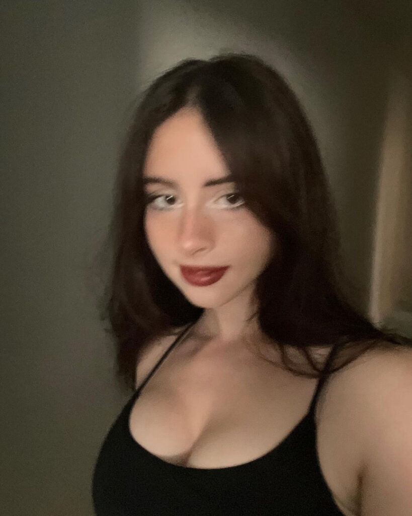 Instagram – Liv @littlelivbug – Nude