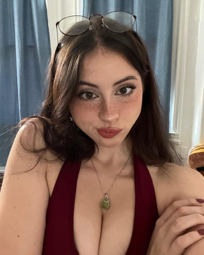 Instagram – Liv @littlelivbug – Nude