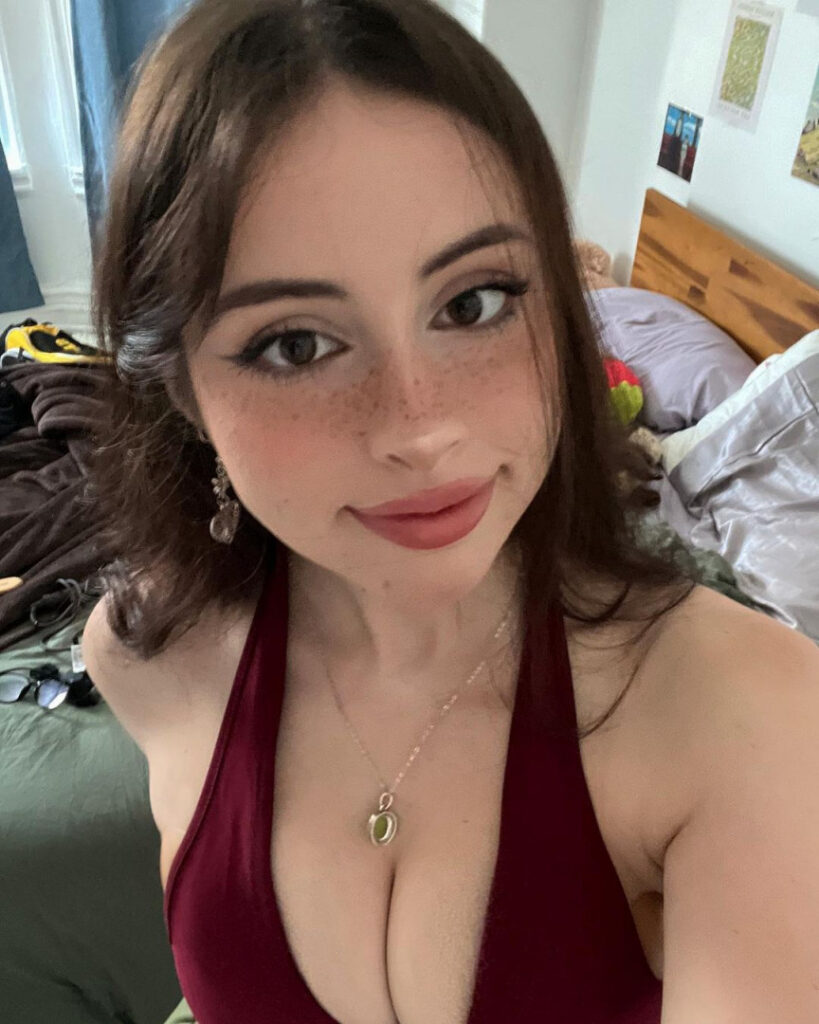 Instagram – Liv @littlelivbug – Nude