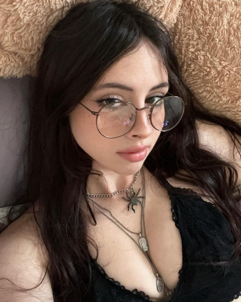 Instagram – Liv @littlelivbug – Nude