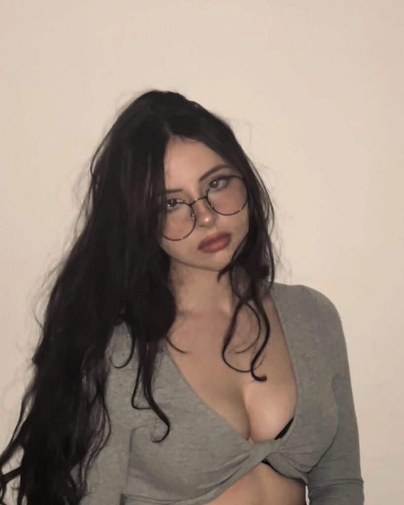 Instagram – Liv @littlelivbug – Nude