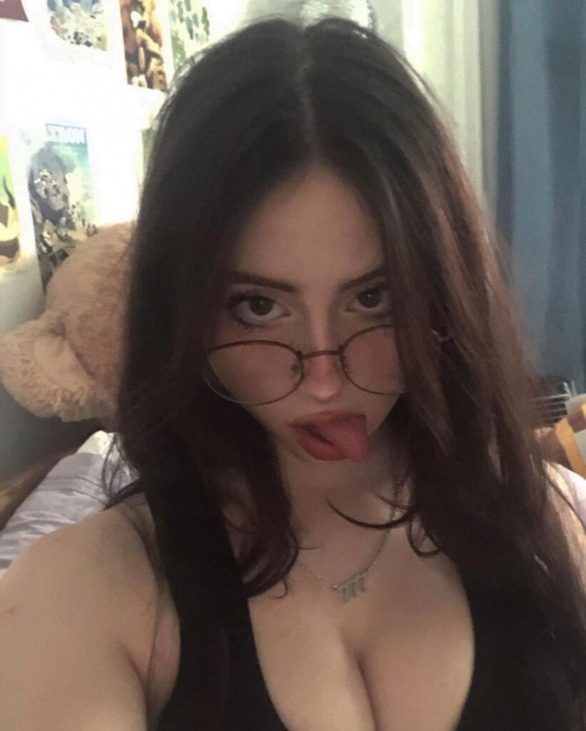 Instagram – Liv @littlelivbug – Nude