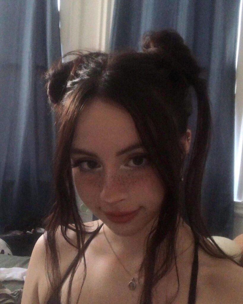 Instagram – Liv @littlelivbug – Nude