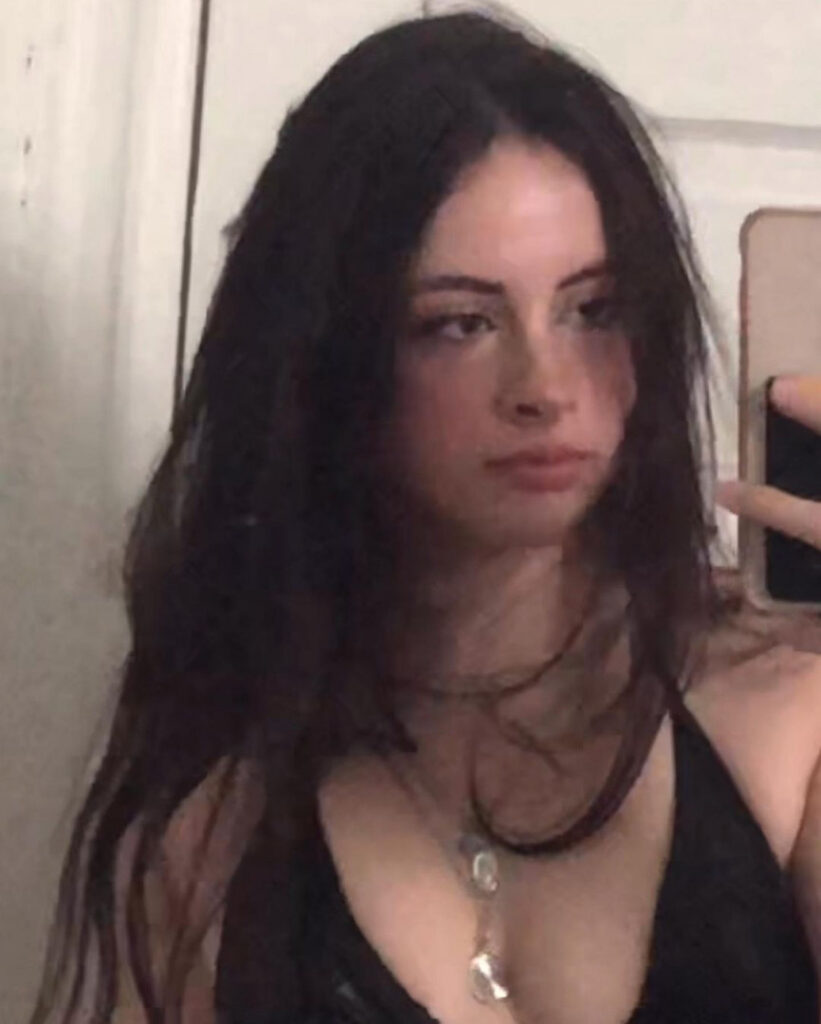 Instagram – Liv @littlelivbug – Nude