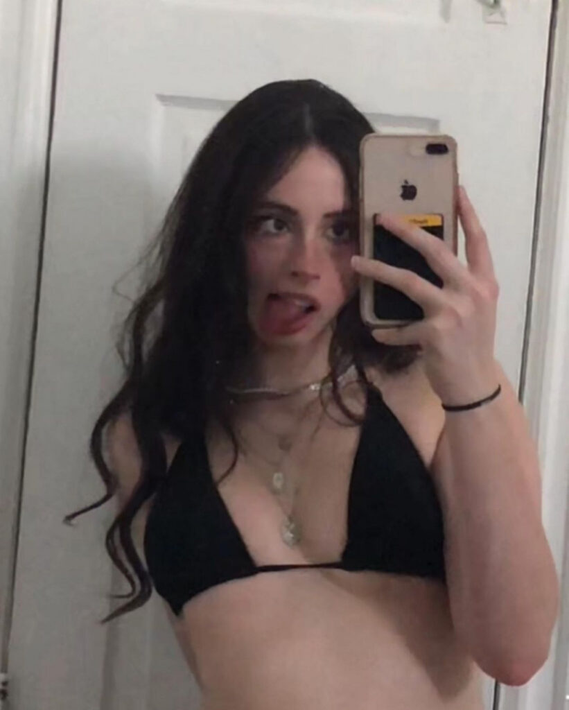 Instagram – Liv @littlelivbug – Nude