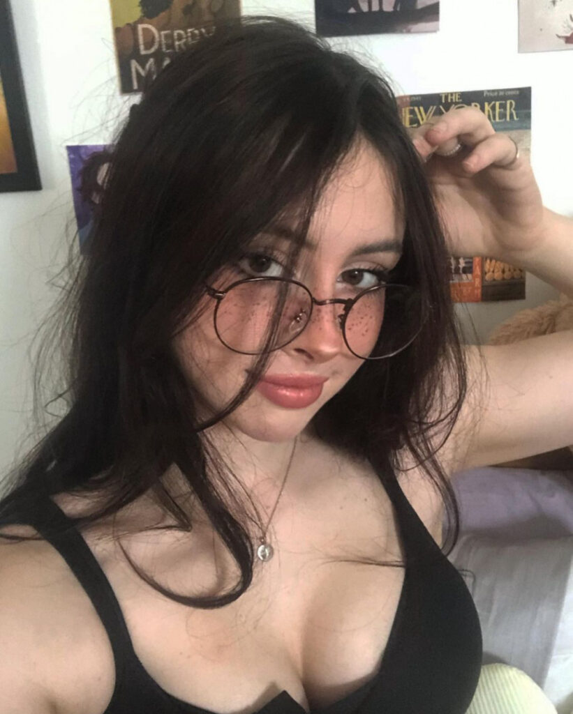 Instagram – Liv @littlelivbug – Nude