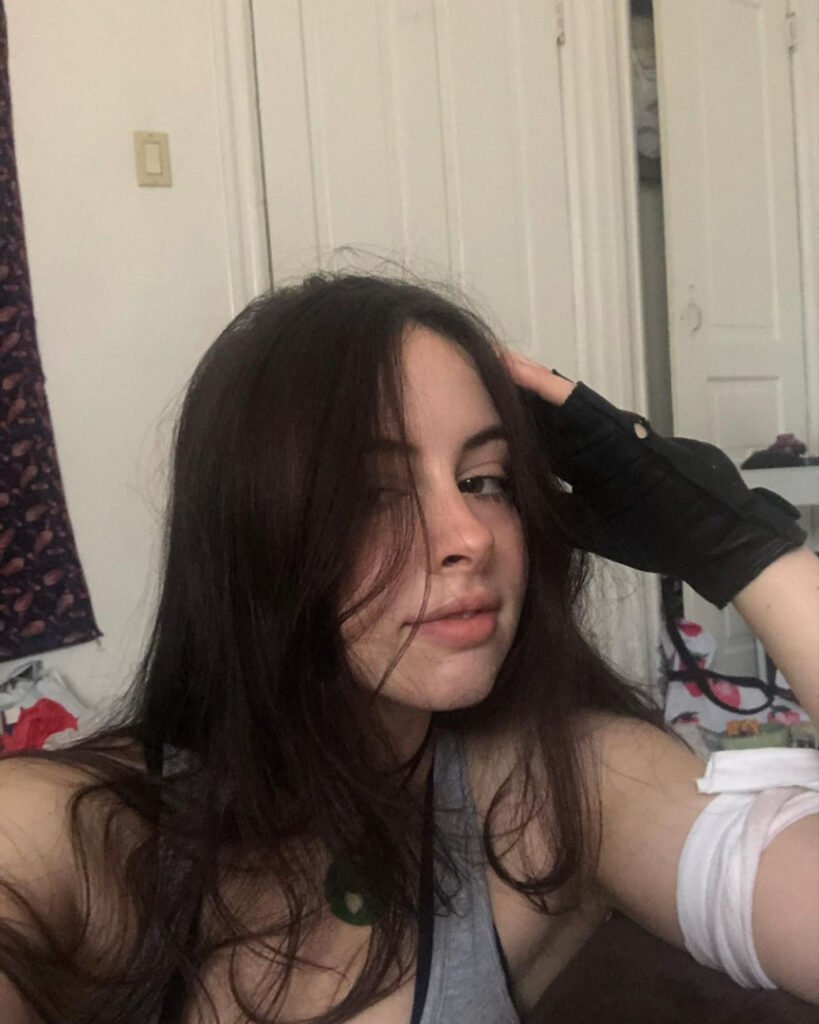 Instagram – Liv @littlelivbug – Nude