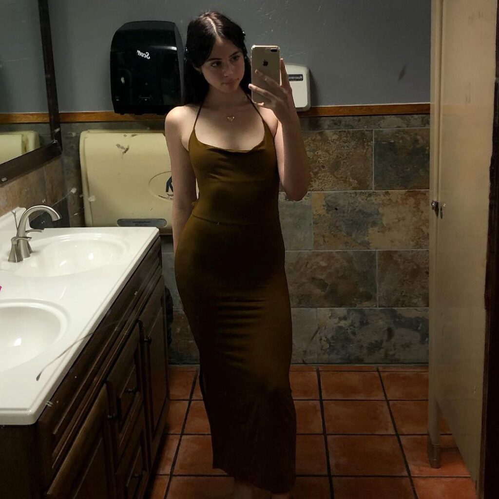 Instagram – Liv @littlelivbug – Nude