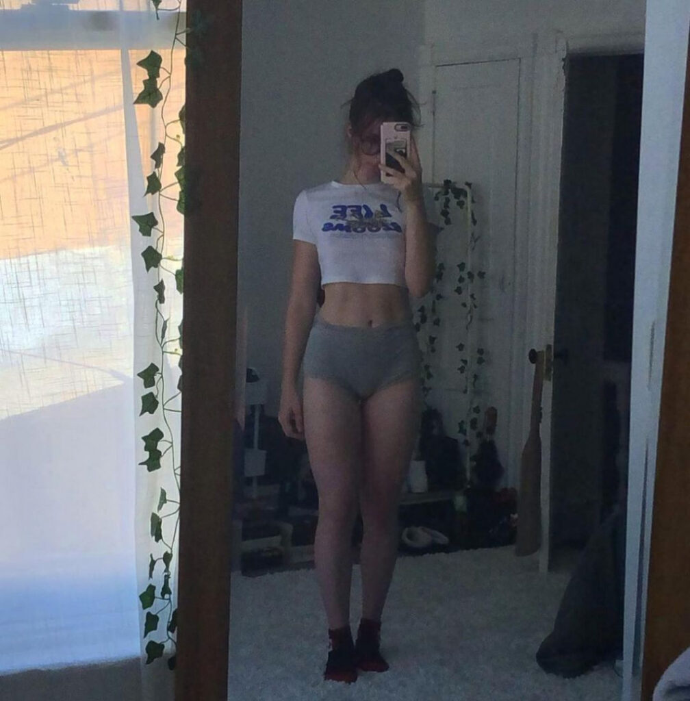 Instagram – Liv @littlelivbug – Nude