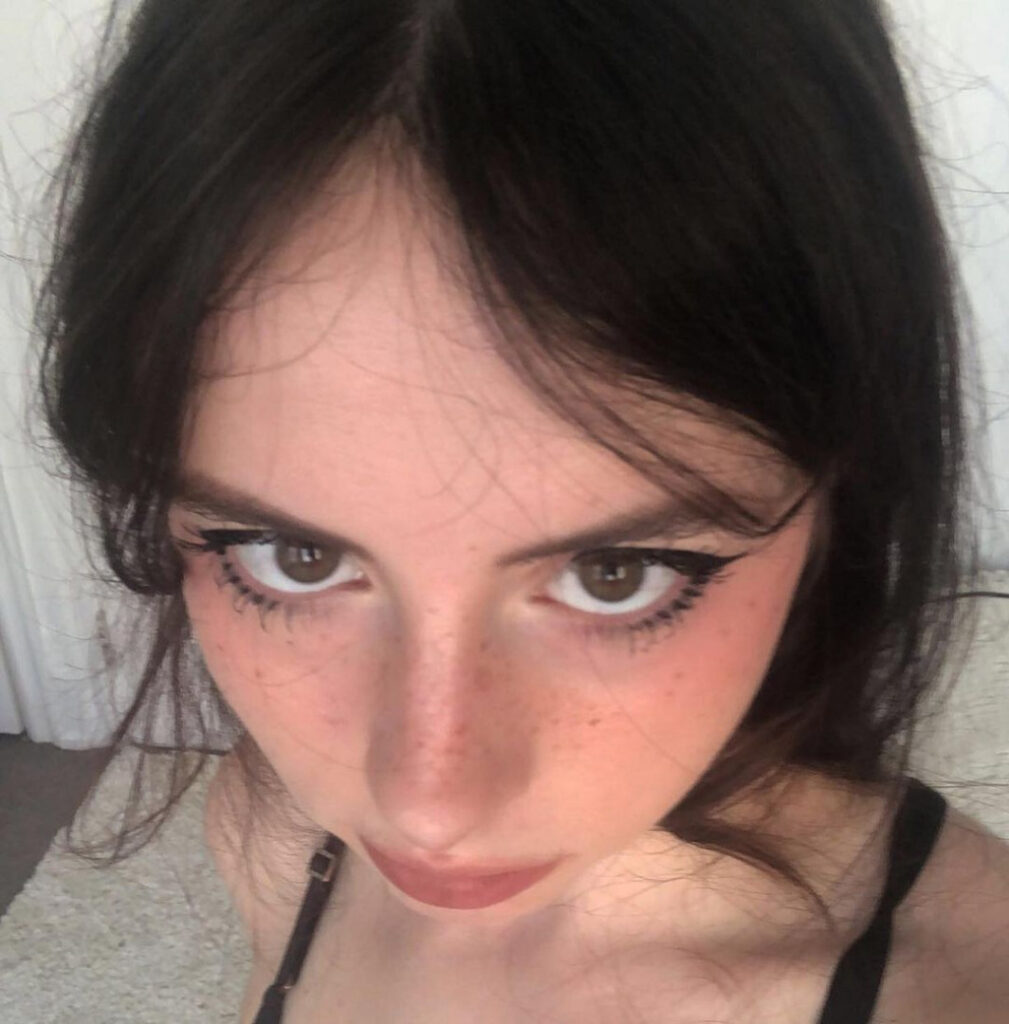 Instagram – Liv @littlelivbug – Nude