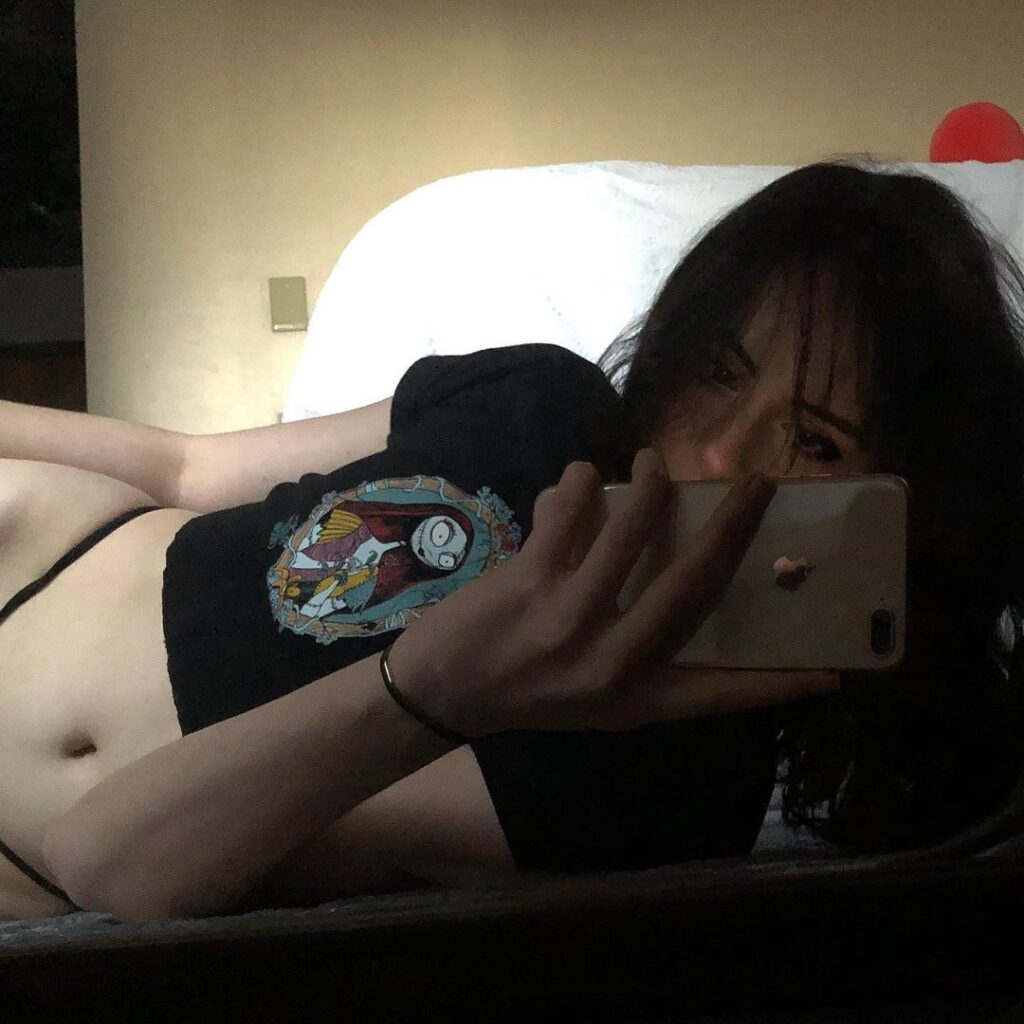 Instagram – Liv @littlelivbug – Nude