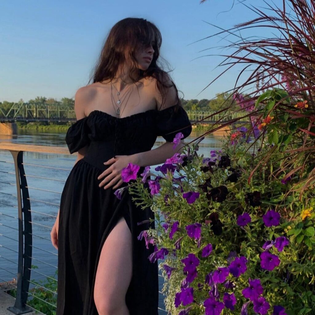 Instagram – Liv @littlelivbug – Nude