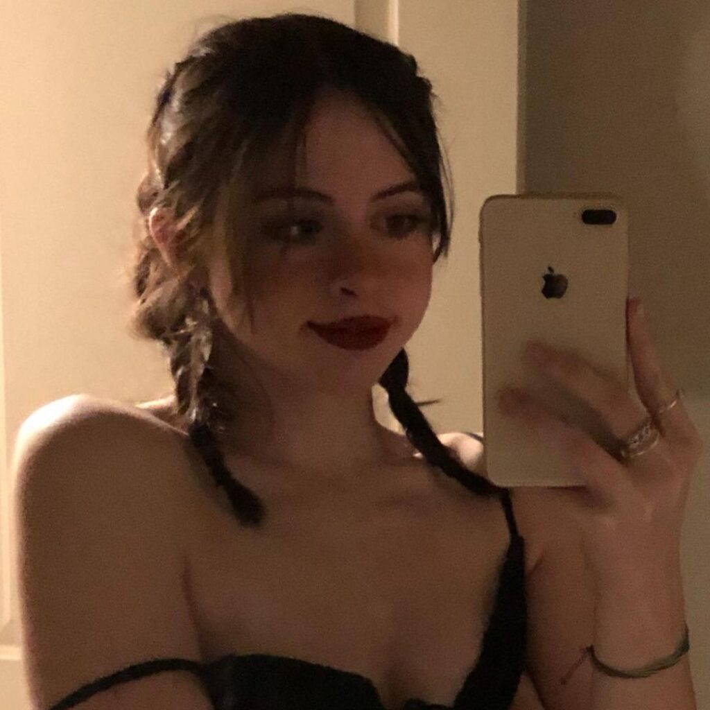 Instagram – Liv @littlelivbug – Nude