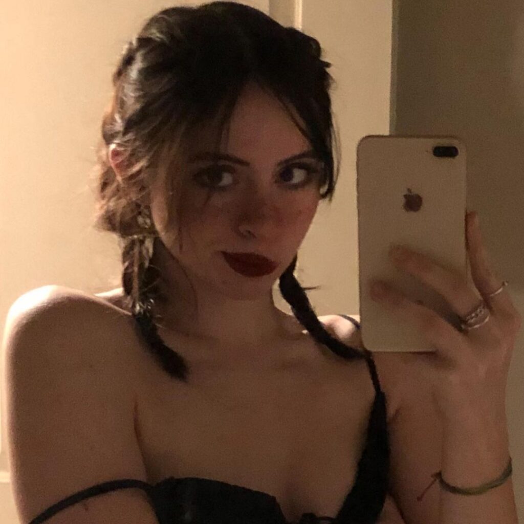 Instagram – Liv @littlelivbug – Nude