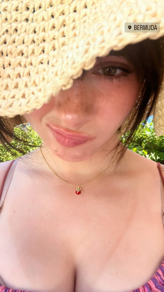 Instagram – Liv @littlelivbug – Nude