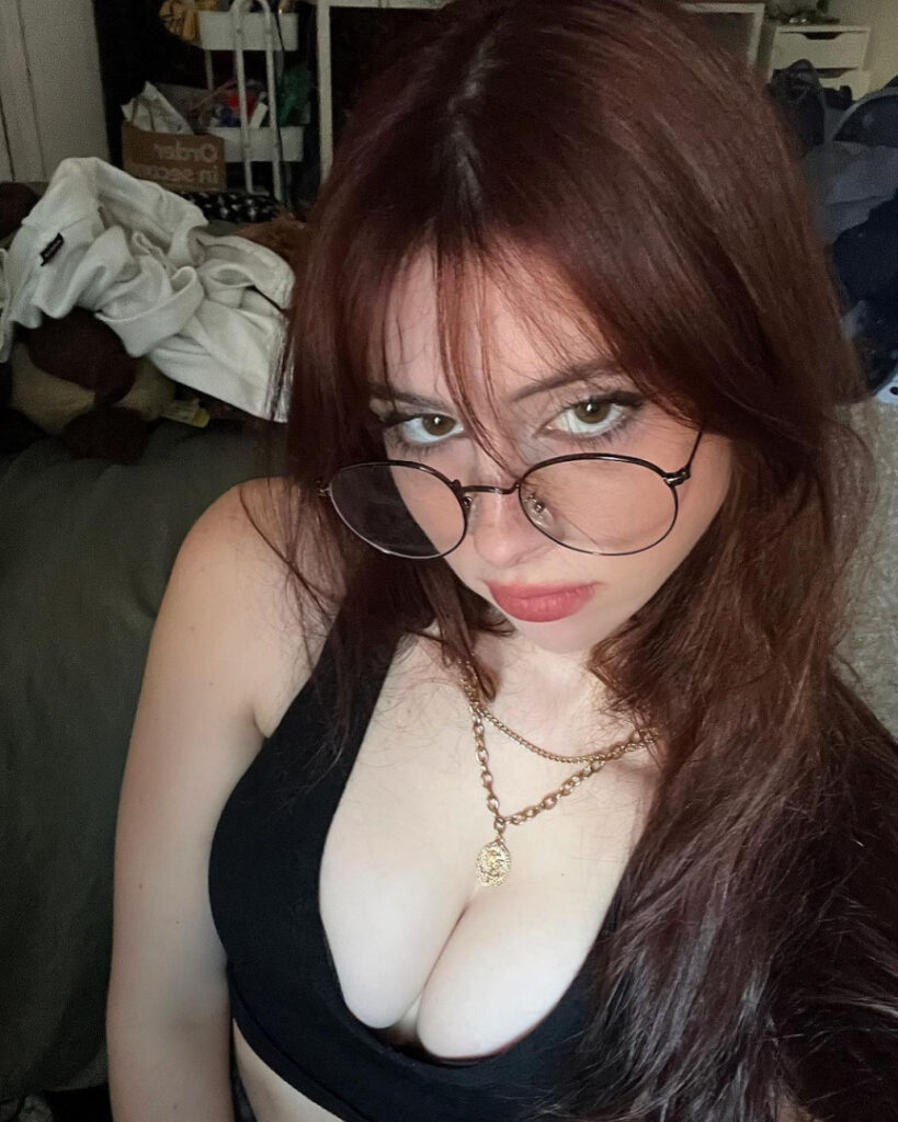 Instagram – Liv @littlelivbug – Nude