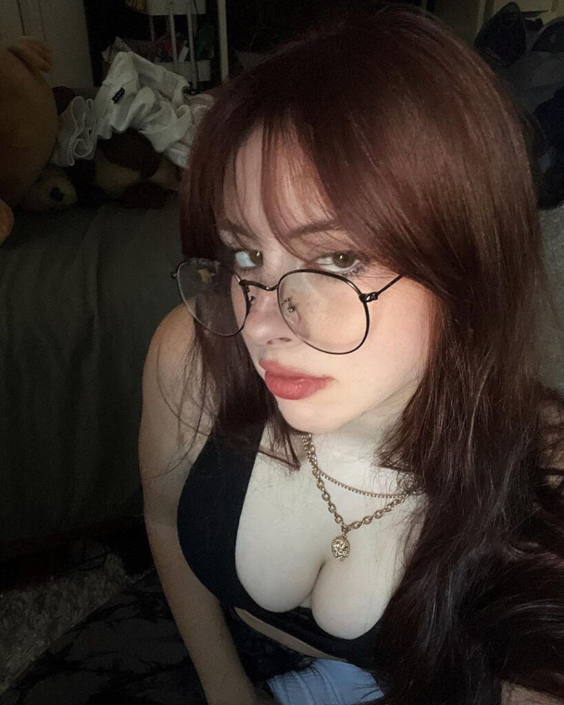 Instagram – Liv @littlelivbug – Nude