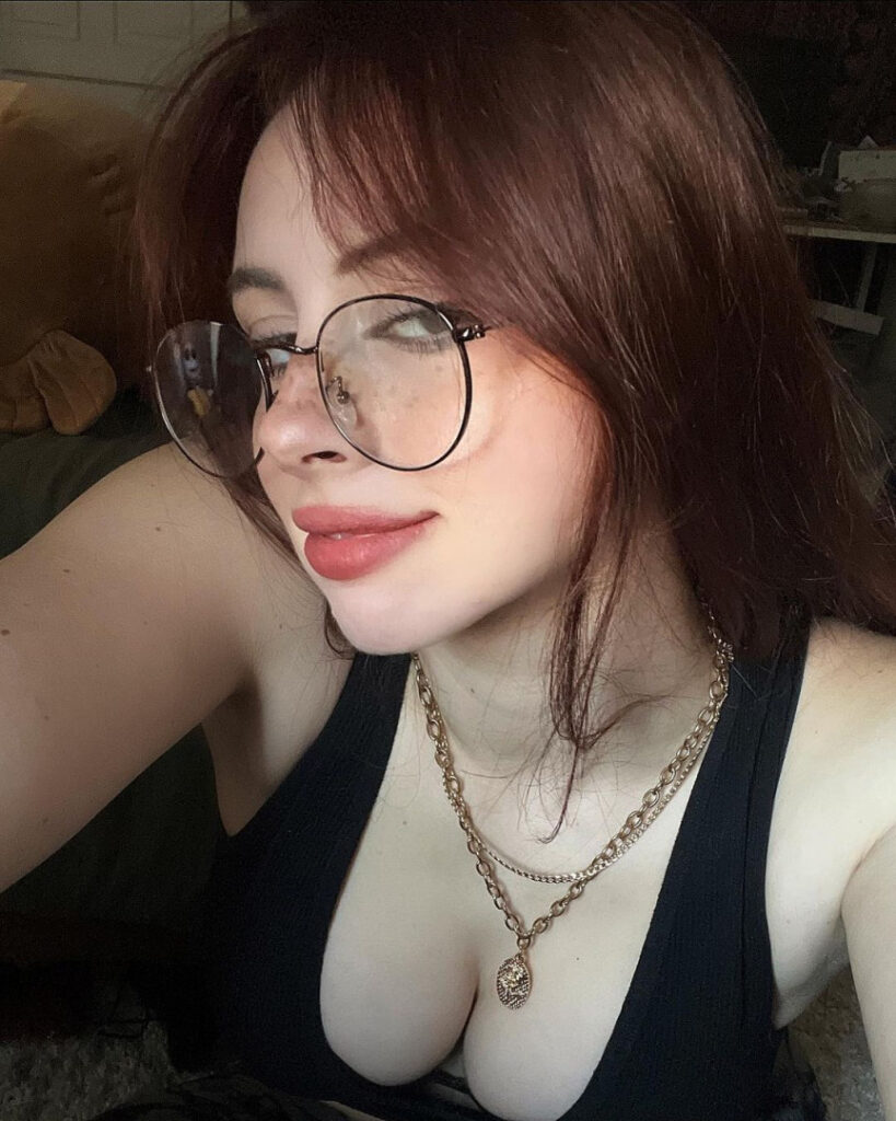 Instagram – Liv @littlelivbug – Nude