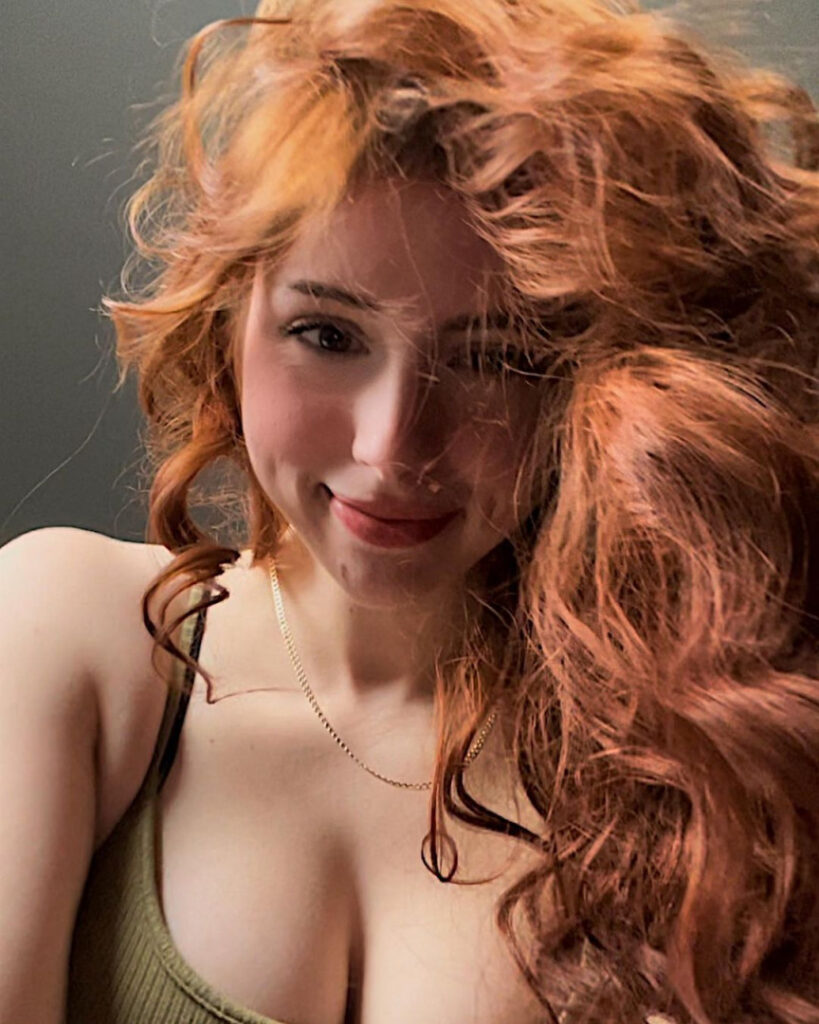 Instagram – Liv @littlelivbug – Nude