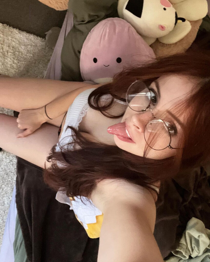 Instagram – Liv @littlelivbug – Nude