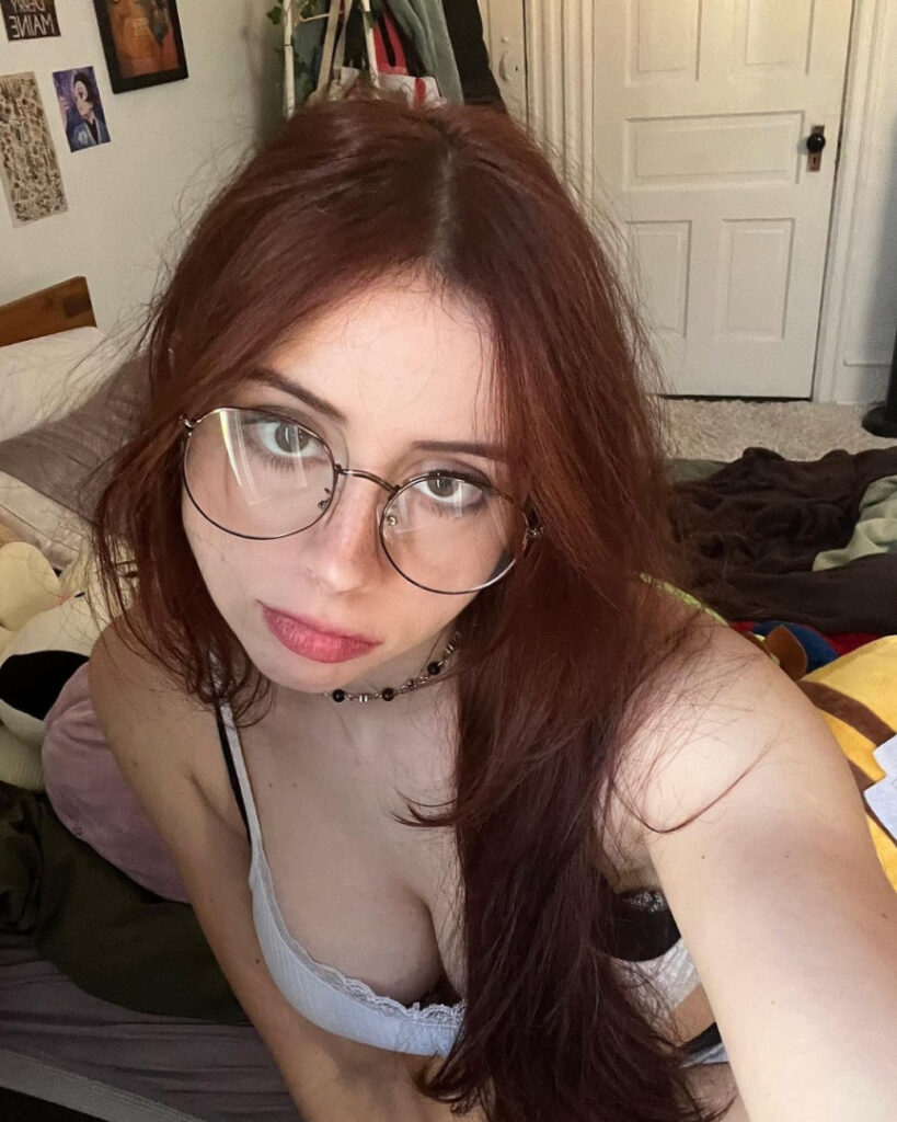 Instagram – Liv @littlelivbug – Nude