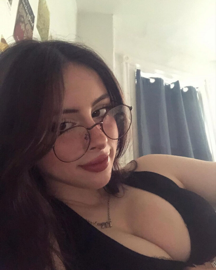 Instagram – Liv @littlelivbug – Nude