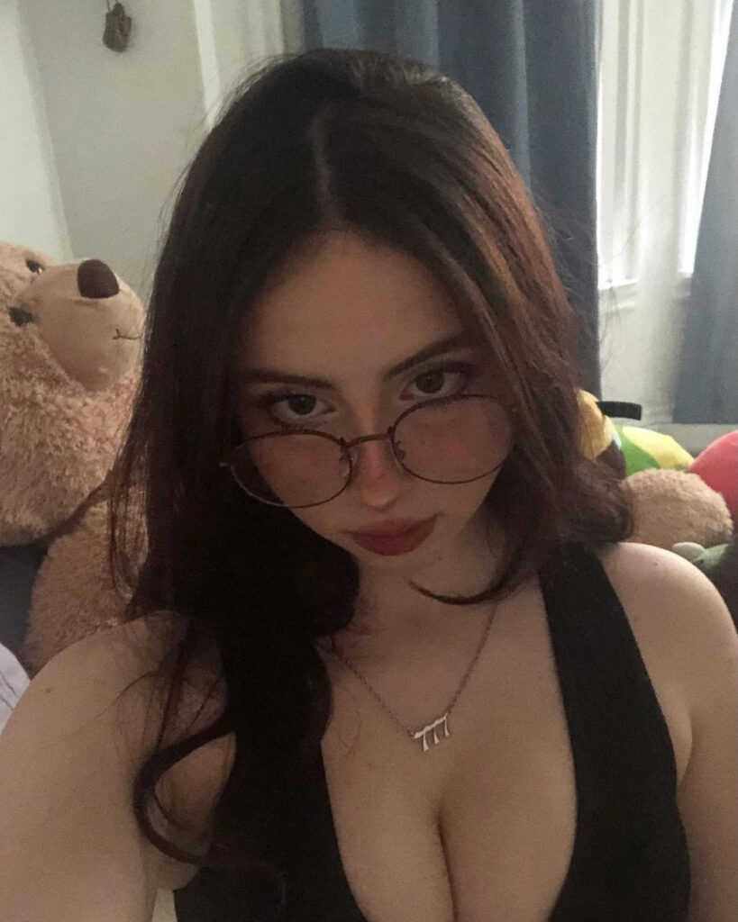 Instagram – Liv @littlelivbug – Nude