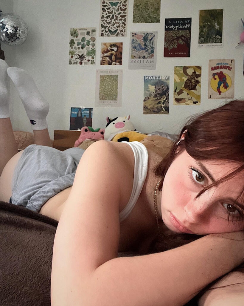 Instagram – Liv @littlelivbug – Nude